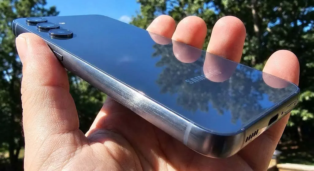 Galaxy A55 construção metal e vidro mão sol