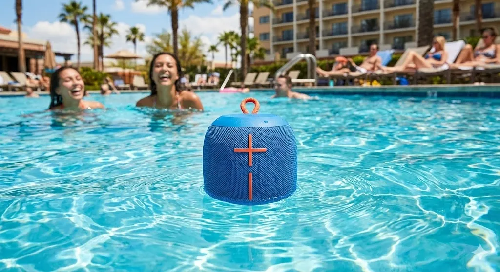 Caixa de som Ultimate Ears Wonderboom flutuando piscina