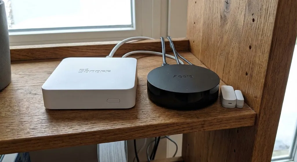 Hub Zigbee Sonoff e Aqara comparativo tamanho